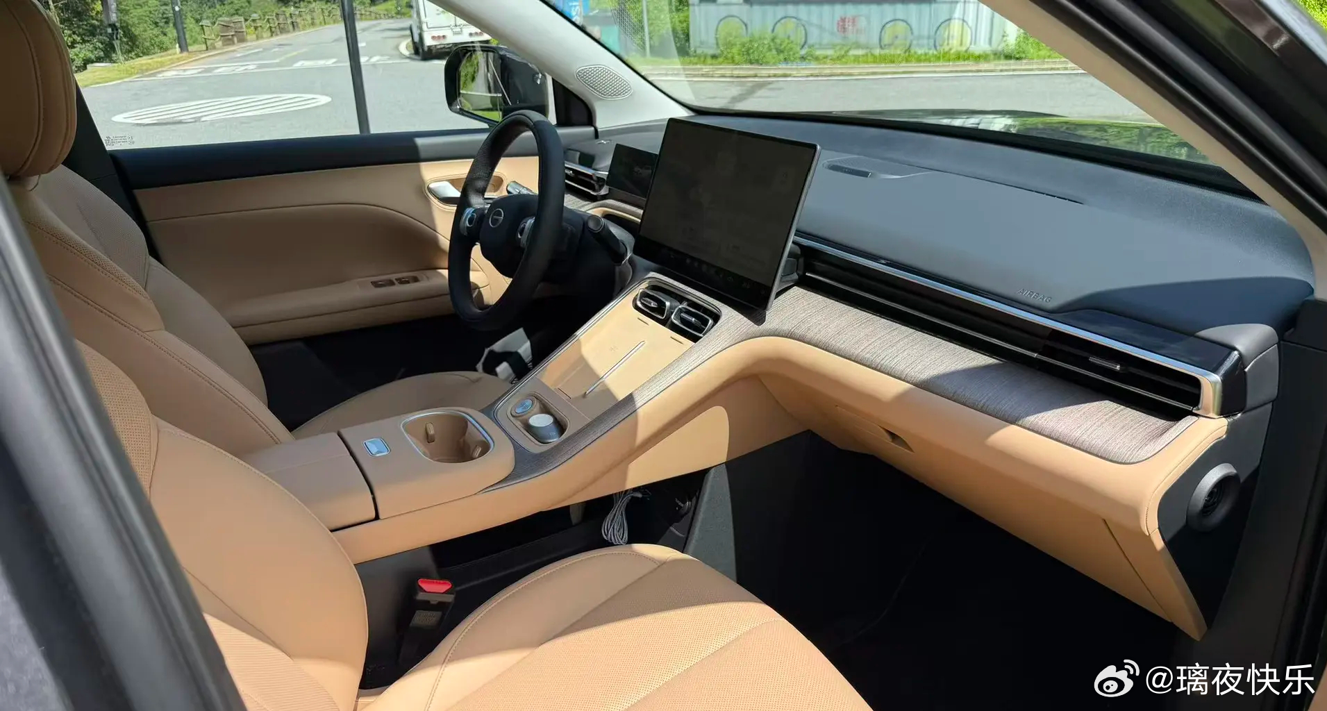 最近打算换台家用车，预算不算多，就想八万左右选个空间够用、日常代步省心的SUV，身边开传祺的朋友说新款GS4不错，周末有空就顺路去4S店转了转。
我身高一米七八，偏胖，坐进前排调好座椅，头顶还有一拳多的富余，不会顶头，左右也不挤，比我之前看的几款同价位车宽松不少。后排空间挺惊喜的，我坐进 ​