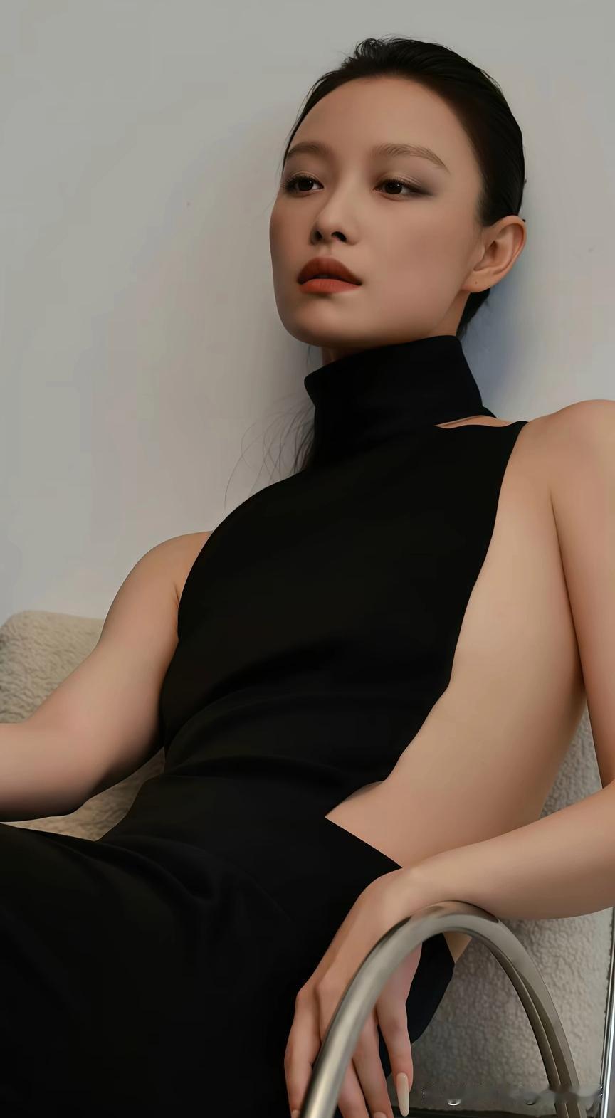 倪妮短发黑裙又A又媚！高领设计显颈线，侧腰镂空小露性感。慵懒坐姿秀出紧...