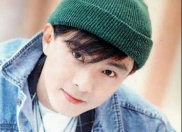 最喜欢的男明星，我必须投张卫健一票。
他才是真正承包几代人青春的不老男神，机灵的韦小宝、潇洒的孙悟空、温润的方世玉，每个角色都是童年白月光，70后到90后的暑假档记忆里绝对有他的位置。
早年王晶拍《武侠七公主》，直接把杨紫琼、张曼玉、张敏等七位影后凑齐给他抬轿，让他站在中间当那个古灵精怪的万能插座，