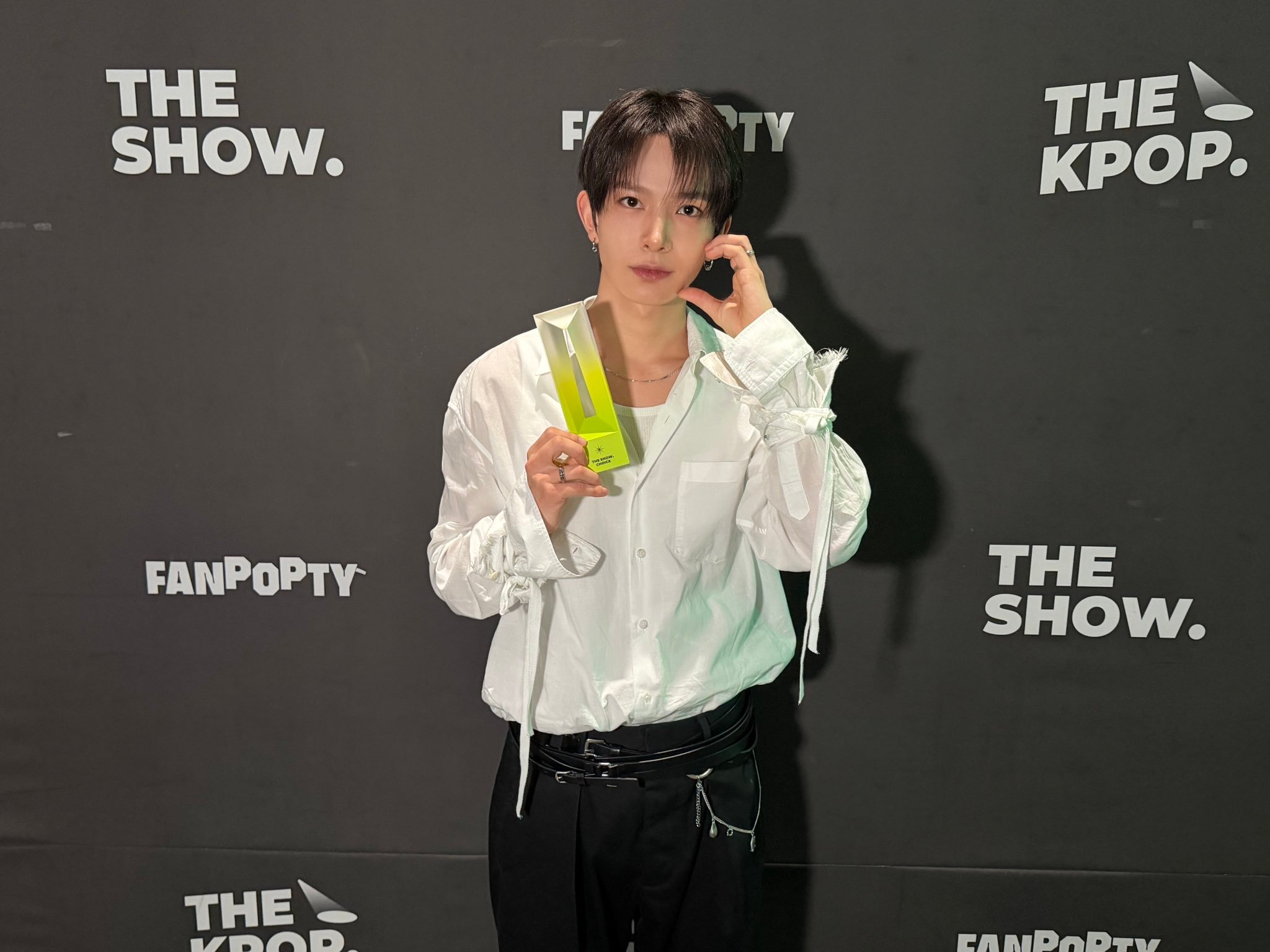 #李羲承# [抱抱]#李羲承solo顺利# 
【蓝🕊】260915 theshow_offcl

9月15日《The Show Choice》的主角是谁？是 EVAN的DEATH_OF_ME！恭喜获得《The Show Choice》奖项🥇

———————♡———————
💽新专预售
❤️‍🔥新专信息汇总
💕爱与勇 ​