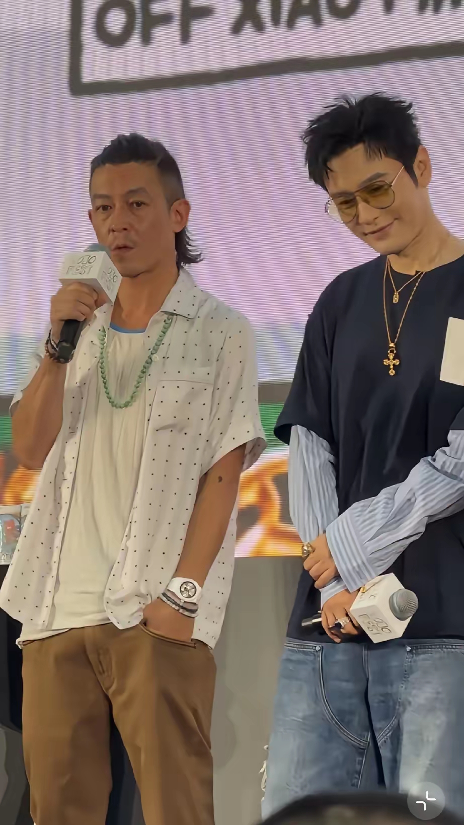黄晓明、陈冠希，上海MOJO FEST趣藏嘉年华同台亮相，时隔多年再度同框，登台时陈冠希主动走到对方身侧，黄晓明彼时正转头和主持人交流，全程没对上视线，曾合作过电影的两人，现场看着竟像不太熟的样子。
 
说起来两人也算是老相识，早年间一起拍过《神枪手》，算下来都快二十年了。只是这些年各自走的路差得挺