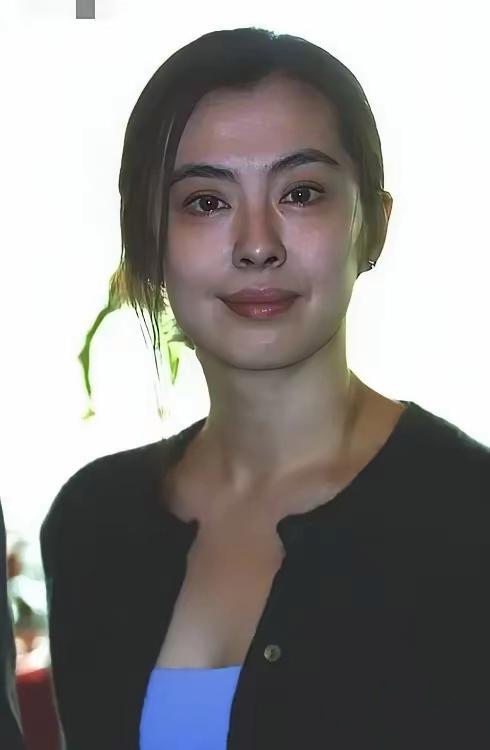 网上刷到王祖贤四十岁时的素颜照，不愧是曾经的大美女，素颜都跟化了妆似的...