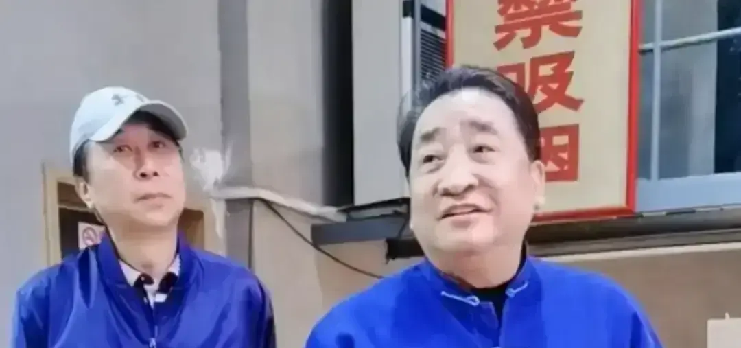 冯巩姜昆在南京的专场刚结束，台下掌声稀稀拉拉，视频里观众低头刷手机的样...