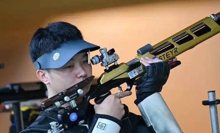 亚运会中国23金把日本甩出断层，盛李豪带18岁小将破世界纪录，13岁于子迪连拿两金还破亚洲纪录，东道主赛前放狠话要拿第一，两天就被打沉默了
当名古屋靶场大屏幕跳出1899.0环时，全场哗然，这个数字把印度队压到银牌，也把日本队“本土夺第一”的豪言在第二个比赛日就碾成了背景音。截至21日全天，中国队金