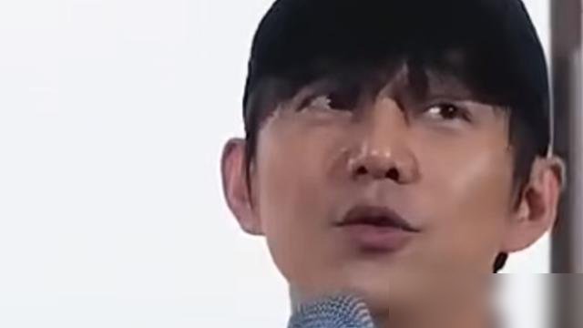 张译不跳科目三，直接把剧宣桌子掀了。
何炅在节目里点名这事，说现在演员跑宣传，上来就被要求跳刀马舞、抖舞。跳得满头汗，跟剧情半毛钱关系没有。张译宣传《神探之痕迹》，当场拒绝，坐下来聊角色聊剧本。还有《给阿妈的情书》，全程安安静静聊天，没人逼着扭。
何炅自己什么场面没见过，连他都看不下去，说明这股