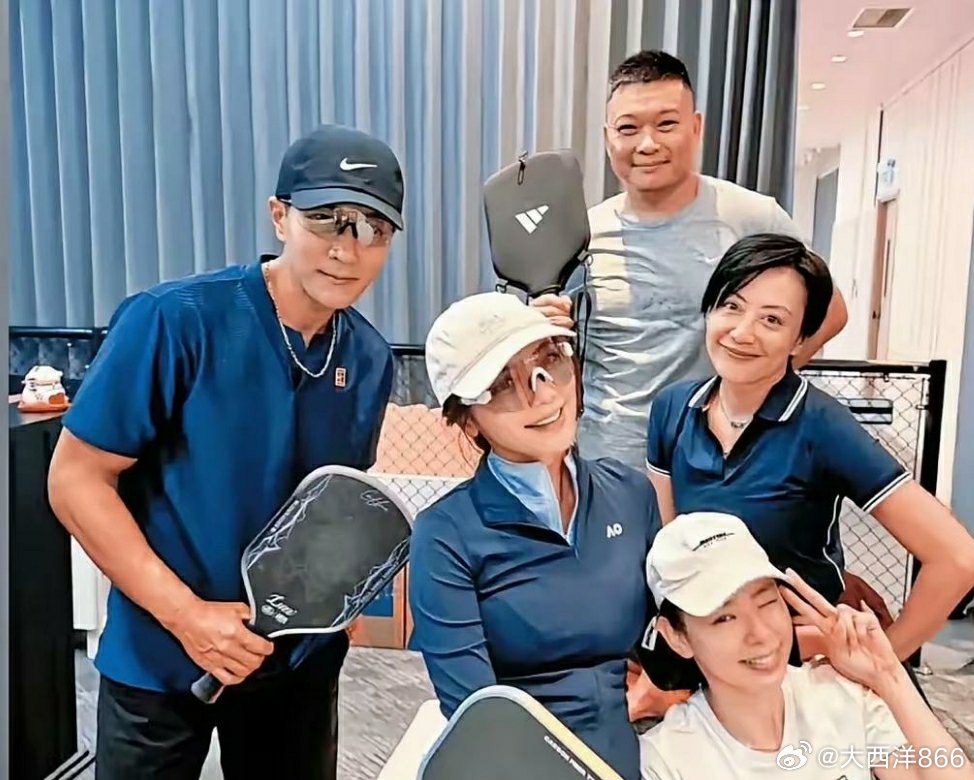52岁刘恺威与32岁香港模特黎纪君因打匹克球结缘、秘恋两个月后，被拍到十指紧扣约会后同回住所过夜，今日双方同步承认恋情，称彼此“都是简单的人”且相处合拍。  一、相识经过与被拍细节- 相识契机：两人因