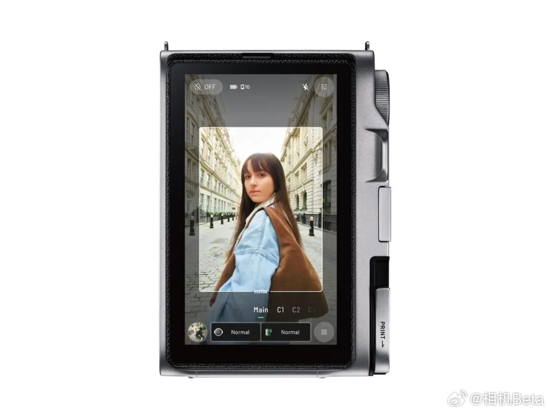 【富士instax mini Evo 2数码、 拍立得混合相机】富士将于10月27日推出instax mini Evo 2，这是一款把数码拍摄与拍立得输出合在一起的混合型相机，官方定价42,900日元（约合1,800元人民币），预计11月27日正式开卖。它不仅能拍照后直接打印，也能作为打印机接收手机里的图像输出。

相比2021年的初代instax mini Evo，新机型在屏幕和像素上都有明显升级。背面改用4.5英寸LCD，显示面积约为前代的1.5倍，并且是instax系列首次引入触摸面板，用户可以直接在屏幕上改设置、滑动切换画面。最大记录像素从约490万提升到约1300万。机身自带存储，但高像素拍摄需要搭配microSD卡。

功能上，mini Evo 2新增了instax Expanded View模式，背面屏幕会显示比实际打印范围稍宽的画面，方便拍摄时确认打印区域之外的状况。另一项新功能是instax Immersive Movie，可以把按下快门前5秒记录成9:16竖版短...