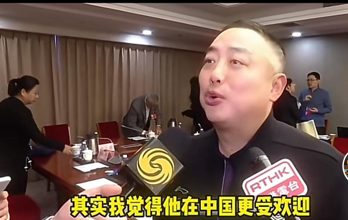 刘国梁回应“挖坑”提问
国乒掌门人刘国梁，最近面对记者一个故意“挖坑”的提问，回应得太漂亮了。当被问到“樊振东在国外比国内更受欢迎”时，他没掉进非此即彼的陷阱，反而四两拨千斤。
原来，记者是想挑动国内国外球迷对立，但刘国梁先坦然承认了小胖在海外的超高人气，直言那是他用一场场硬仗打出来的尊重，更是在担