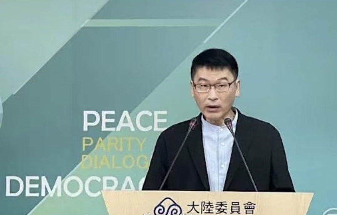美国二战盟友名单上，什么时候写过台湾？
特朗普刚说完二战时美国和中国并肩作战，台湾省陆委会立马回了一句：台湾才是美国盟友。
我听完愣了半天。这就好比有人跑到别人家宴席上，非要坐主位，还掏出一本自己画的族谱，说上面写的就是我。
问题是，美国当年跟谁并肩，不是你喊一嗓子就能改的。1945年中国收回被日本
