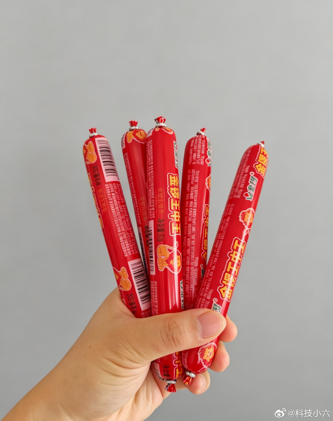 收到荣耀WIN2系列的邀请函，有老坛酸菜牛肉面+王中王火腿肠，想吃吗。[鼓掌] ​