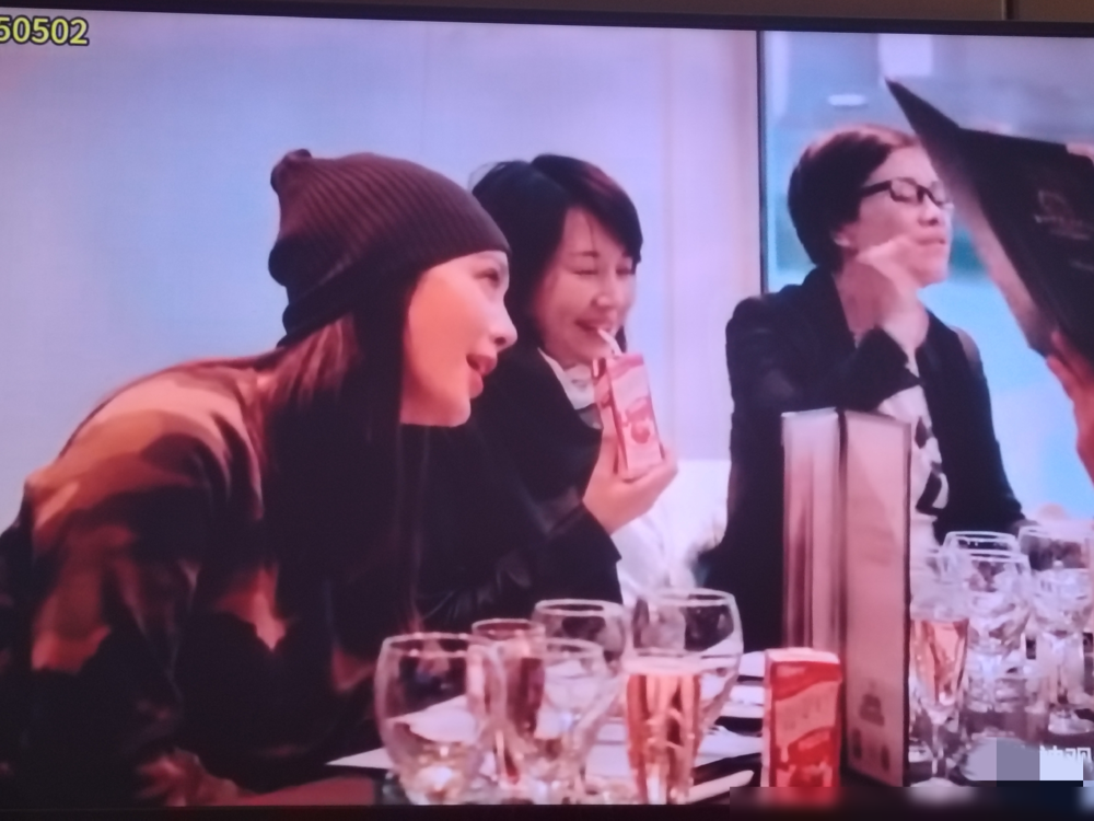 许晴和宁静打起来了？这恐怕是娱乐圈流传了11年的最大误会。
最近宁静直播，终于把话挑明了，说当年在《花儿与少年》里，根本没动手，只是说话方式不一样，一个南方人一个北方人，产生了误会。
想想也是，许晴一个劲儿夸宁静好看，主动去帮她搬行李，还老是坐她旁边。而宁静的回应也很有意思，被问到讨厌许晴吗，她