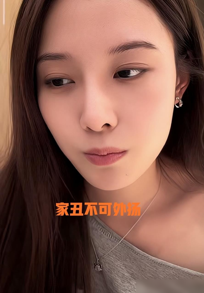 徐艺洋半夜开播，突然哭了，说心里很苦，还补了句家丑不可外扬。这话一出，弹幕直接炸了。
都知道她跟黄子韬从官宣到领证，再到现在，走的全是甜宠路线。综艺里吵架了互相给台阶，跨年彩排因为太黏糊还上过热搜，工作室连夜发声明说是正常互动。
结果呢，转头深夜一个人直播掉眼泪，镜头一关，谁知道到底怎么回事。之