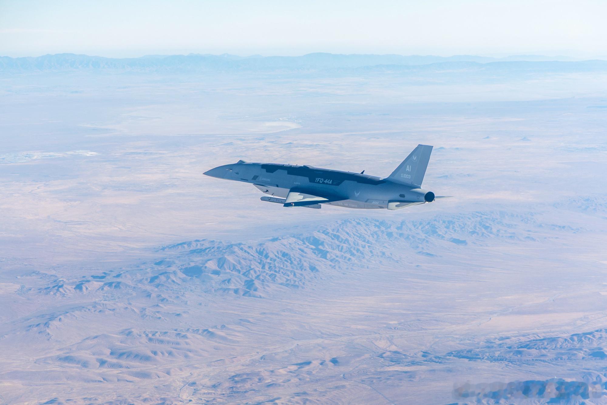 9月24日，美国空军在内华达州克里奇空军基地接收首批两架无人协同作战飞机，也就是安杜里尔YFQ-44A和通用原子YFQ-42A。它们还处于作战测试和实验阶段，所以要和F-35、F-22协同作战，还需要挺长一段路要走。
就目前来说，全球范围内标准双座型五代机只有歼-20S，韩国KF-21双座型只能说是教练机，而且仅 ​