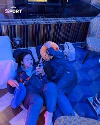 这下火出圈了，谁能料到，名古屋亚运后勤能乱成这副德行！

泰国媒体Khaosod新闻9月17日报道，名古屋亚运会主办方出现疏漏，泰国藤球队没有被录入游轮住宿名单，全队苦等近15小时，队员只能躺在游轮大厅地板休息。
 
一支国家队，飞了大半个亚洲过来备战，到了港口，工作人员翻遍系统，名单上就是没有他们