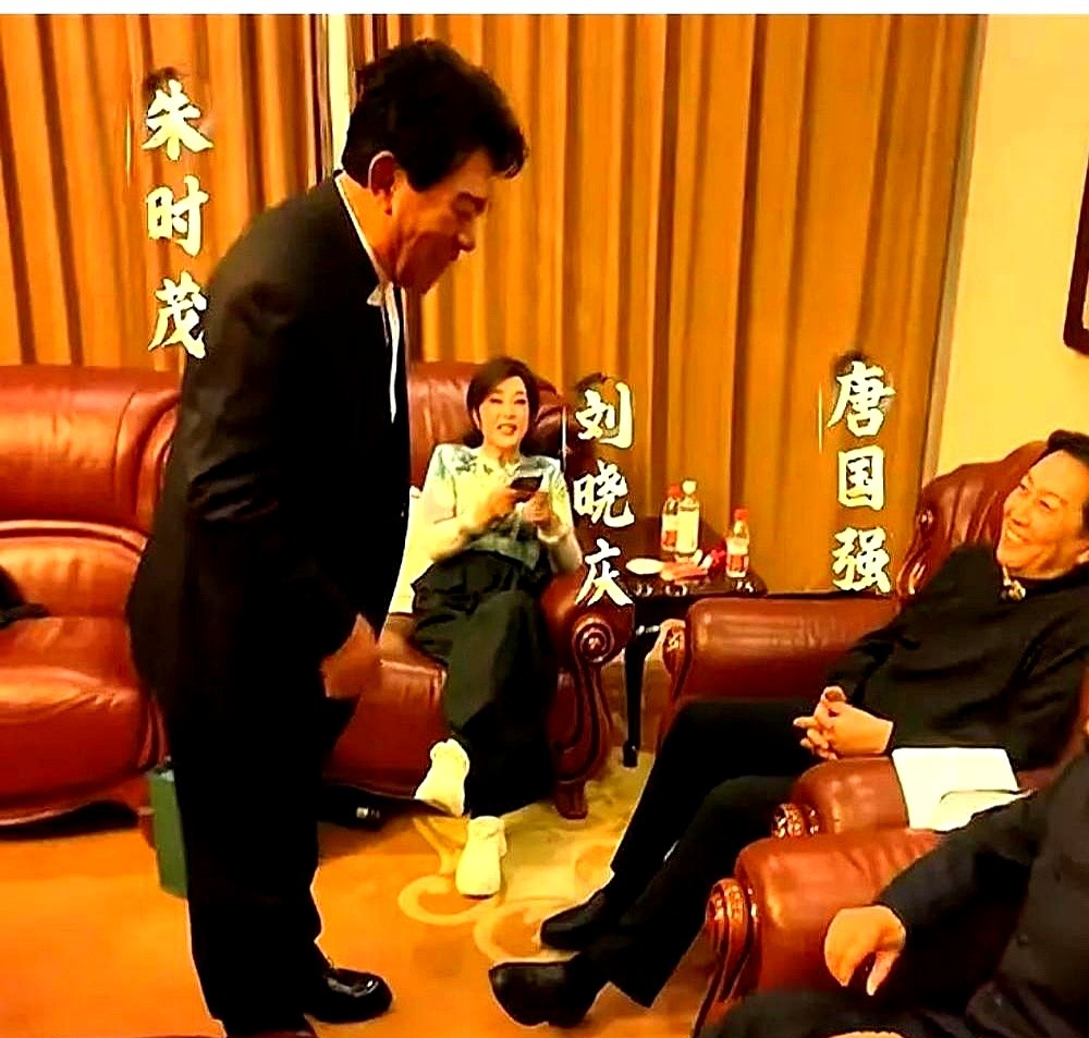 唐国强和刘晓庆翘着二郎腿坐着，朱时茂却站在主位边上、身子前探，就因为这张饭桌照，网友骂朱时茂有事相求、太显卑微。

这完全是没看懂几十年的老交情。

1979年拍《小花》，唐国强硬背着崴脚的刘晓庆走完三里山路；去年刘晓庆从影50周年，朱时茂还当众抖搂当年追她的人排队给打洗脚水。

四十多年没红过脸的
