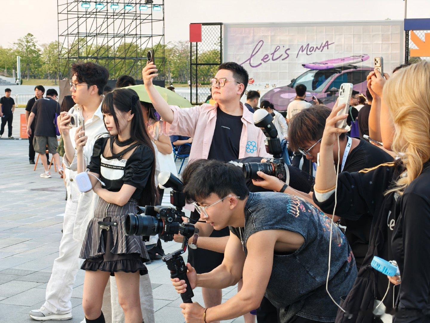 我说怎么多人围观！原来是来了！

#mona l05今晚上市##monal05发布会好多人啊# ​