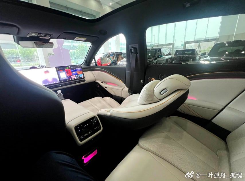 #岚图汽车、#岚图追光 S、#轿跑颜值
周末开岚图追光S逛街兜风，城市穿梭转向轻盈，智驾缓解拥堵疲惫。冷暖箱随时拿出冷饮，停车交给自动泊车。走走停停逛遍街巷，座舱静谧舒适，随性漫游，收获满满的城市小乐趣。 ​