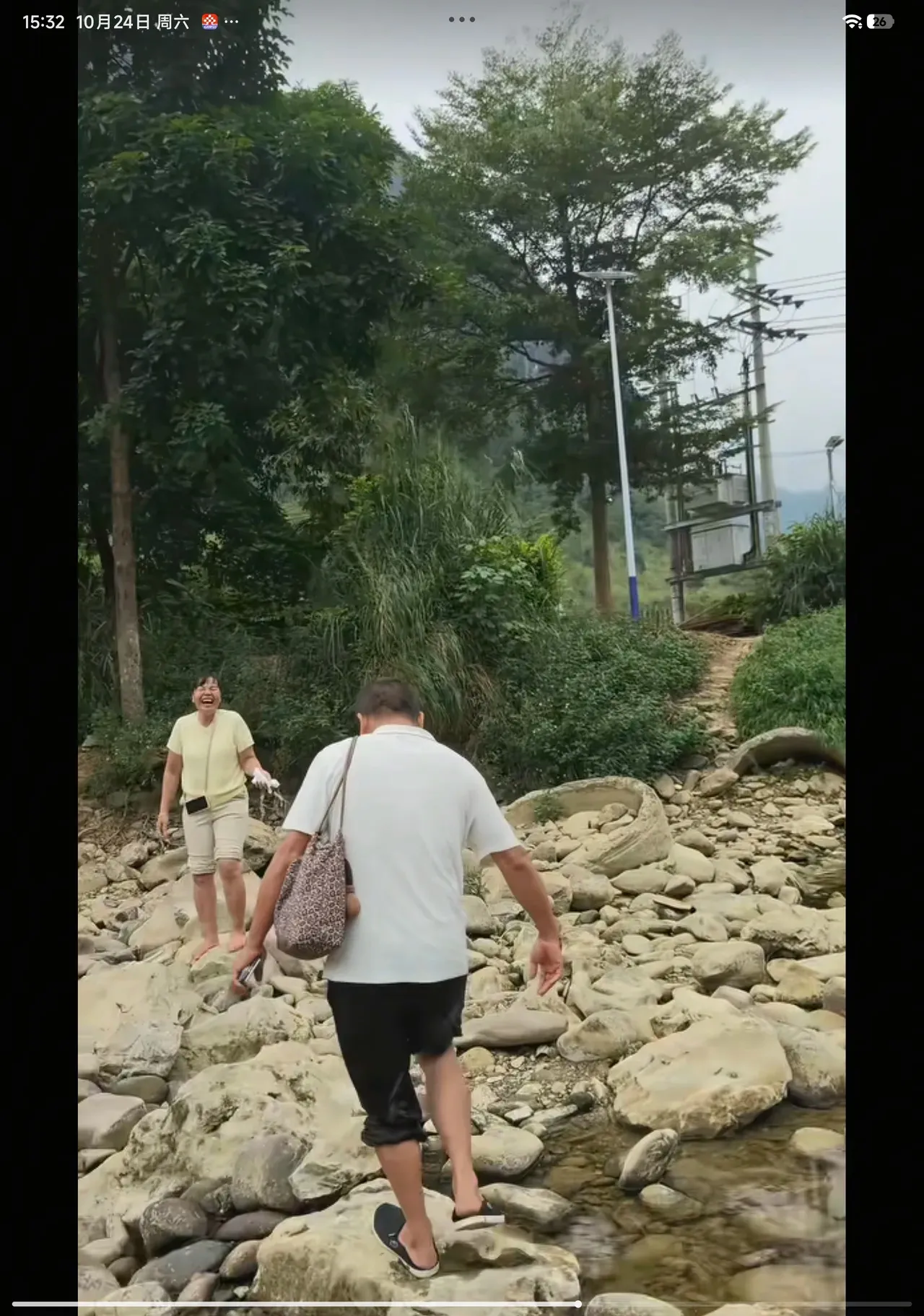 全红婵父母的感情真的好好哦，全文茂跟妻子去广西旅游，过河的时候摔到河里去了，全红婵的妈妈看到了，竟然开心的笑，一点也不觉得丈夫会难堪，妻子可以看丈夫出糗，不担心丈夫生日，夫妻之间的感情应当很深厚。
其实不少人多少是担心全文茂经不起突然富裕起来的， 毕竟他如今的样子显年轻，家里的孩子又能干，也能赚钱，
