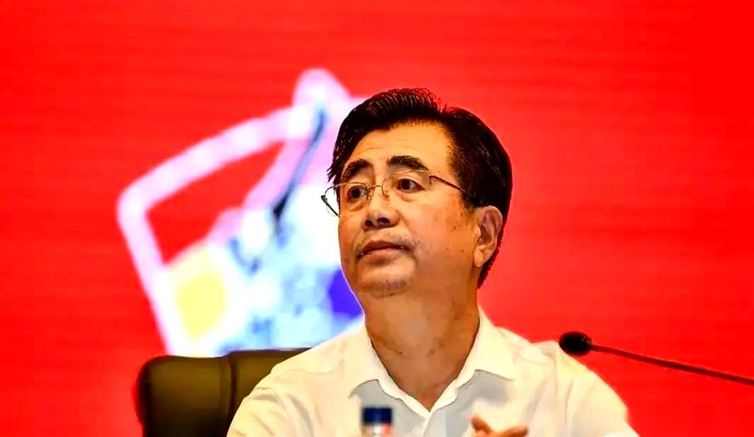 复盘这届亚运会男足的几场硬仗，转播画面里的剧情简直让人捏把汗。半决赛里刚搬进球场的VAR对着禁区手球装瞎，季军战上连中国队门将贴满战术的水瓶都被对手一把扔上了看台。但哪怕顶着全场乱飞的黄牌和无数个连导播都不给回放的争议哨，这群20出头的小伙子，硬是站着把一块铜牌拿了回来。
半决赛打韩国队，塔吉克斯坦