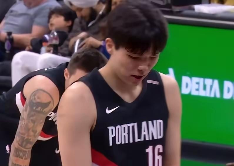 杨瀚森，2米16，首轮16顺位，4年2139万美元合同。10月13日打伦敦雄狮，他出战21分钟，8投6中，13分4篮板4助攻，正负值+19，全场零犯规。主帅诺里赛后说他是战术轴心，策应视野非常出色。
10月14日打国王，他出战12分钟，5投2中，4分6篮板1助攻1盖帽，2次失误3次犯规，正负值-15