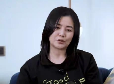 钱够花，
也不用再照顾家人，
蒙嘉慧说自己没了拼工作的劲头。
香港演员蒙嘉慧和郑伊健结婚后，两人选了丁克，不生孩子。她在节目里聊到，父母和姐姐先后离世。

自己不用再扛照顾家人的事。手头的钱也够用，没必要像以前那样努力赚钱。
有人听完替她惋惜，也有人觉得她只是换了一种活法。

丁克夫妻以后怎么过，外