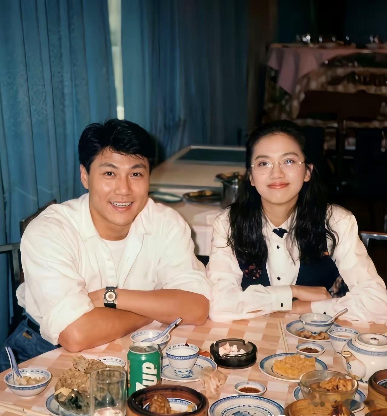 1991年，梅艳芳和男友林国斌在餐厅吃饭，被拍下这张珍贵的瞬间。那年梅艳芳28岁，风华绝代，落落大方；林国斌31岁，英气逼人，单看外表，真是郎才女貌，旁人都觉得他们会有结果，可缘分终究没能走到终点。

很多人回看这张旧照，忍不住唏嘘。外表登对只是感情的起点，性格、想法还有人生追求，才决定两个人能不能