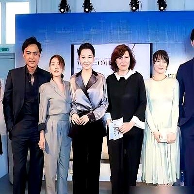 同台合照一出来，之前嘀咕许晴发福的人全闭嘴了。

宽松白裙踩双玫红平底鞋，扎个丸子头，往那一站，外国友人直接被衬成背景板。反观旁边的小S紧绷着身子，越用力越显局促，硬生生被衬成了挂件一样的小手办。

真正的气场哪需要恨天高和束腰硬撑？

前阵子全网考古《花少2》，她也是这样，看谁都不迎合不解释。女人