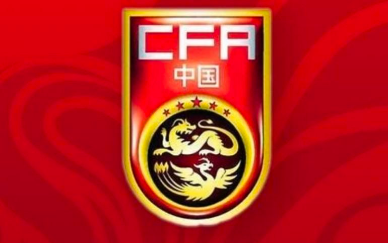 安东尼奥的532，把张玉宁当支点用，本身就是个战术笑话！
半决赛对韩国，安东尼奥继续摆出532，门将李昊，三中卫朱辰杰、刘浩帆、彭啸，两边胡荷韬和杨希，中场徐彬、吴曦、毛伟杰，前面张玉宁搭王钰栋。开场第22分钟确实打出了内容，张玉宁中圈回做，毛伟杰过顶挑传，王钰栋单刀推远角，1比0。但这球靠的是反击