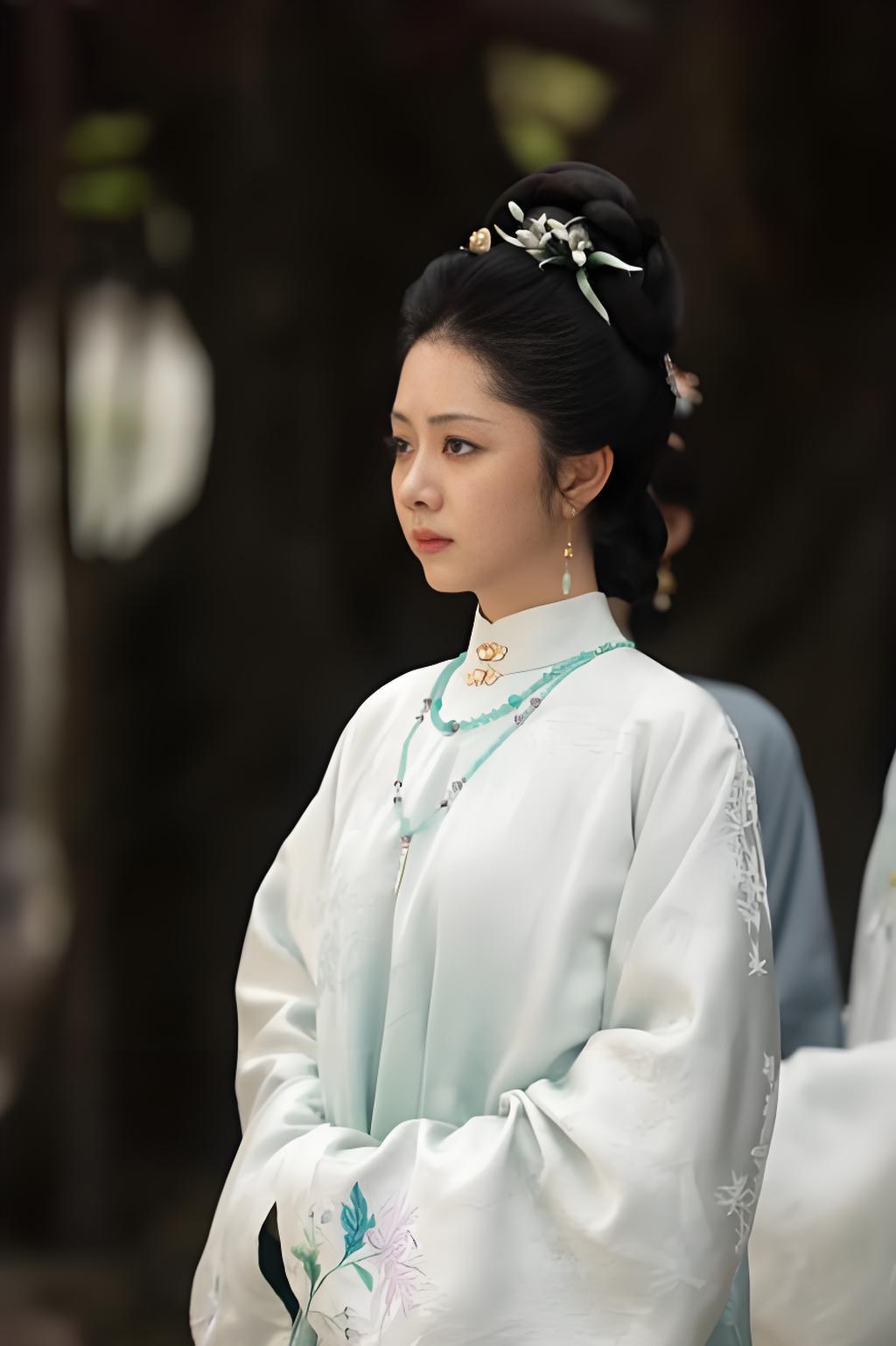 许兰香这个名字，从一开始就不是她的。

沈家满门覆灭，她顶着丫鬟的身份潜入林府，这种极致的“身份剥离”带来的心理创伤，远比肉体折磨更让人窒息。

在心理学视角下，这是一种被迫的“自我消融”，为了活下去，她必须杀死那个高贵的沈嘉兰，把自己压缩进三等丫鬟的壳里。

《兰香如故》之所以能霸榜 ​
