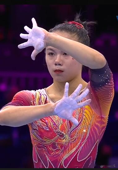 中国体操女团夺冠的12套动作里，您最喜欢哪一套？或者说，哪一套最价值连城？

是张清颖那套拿到15分高分的平衡木吗？人对，项目不对。

是她那套只有13分的自由操！

自由操中国队张清颖打头炮，这之前的三项，中国队领先美国队2.2分。自由操历来是美强中弱，输肯定输，但不能输过2.2，张清颖的表现至关