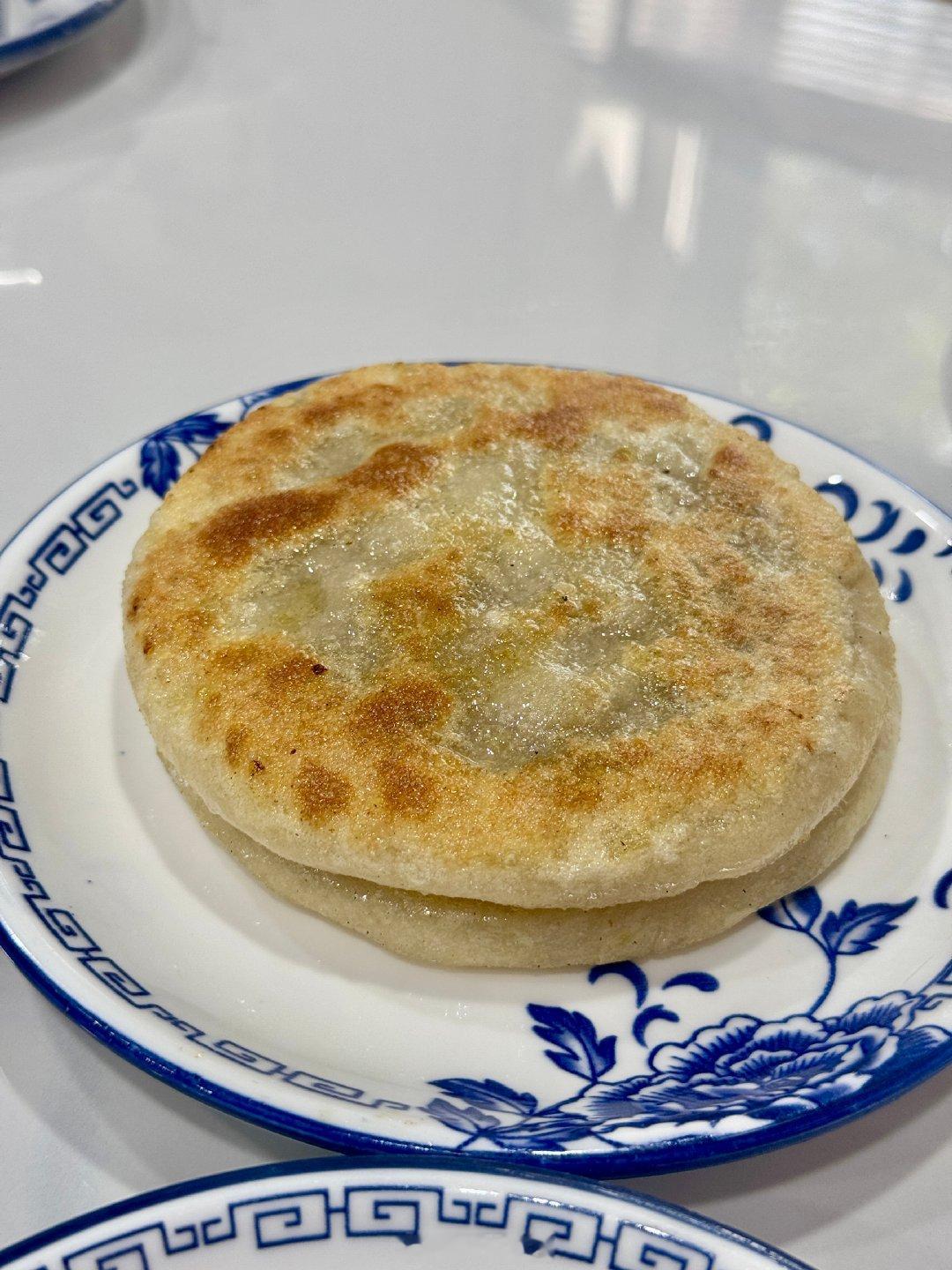 吃个早餐也太硬核了！一不小心点了北方早餐标配吧：羊肉汤+大肉包+肉烧卖+牛肉饼，太大了，关键第一个包子干下去后面就吃不动了[笑cry]两个人硬是没吃完！#UFO高速飞过墨西哥城上空#  ​
