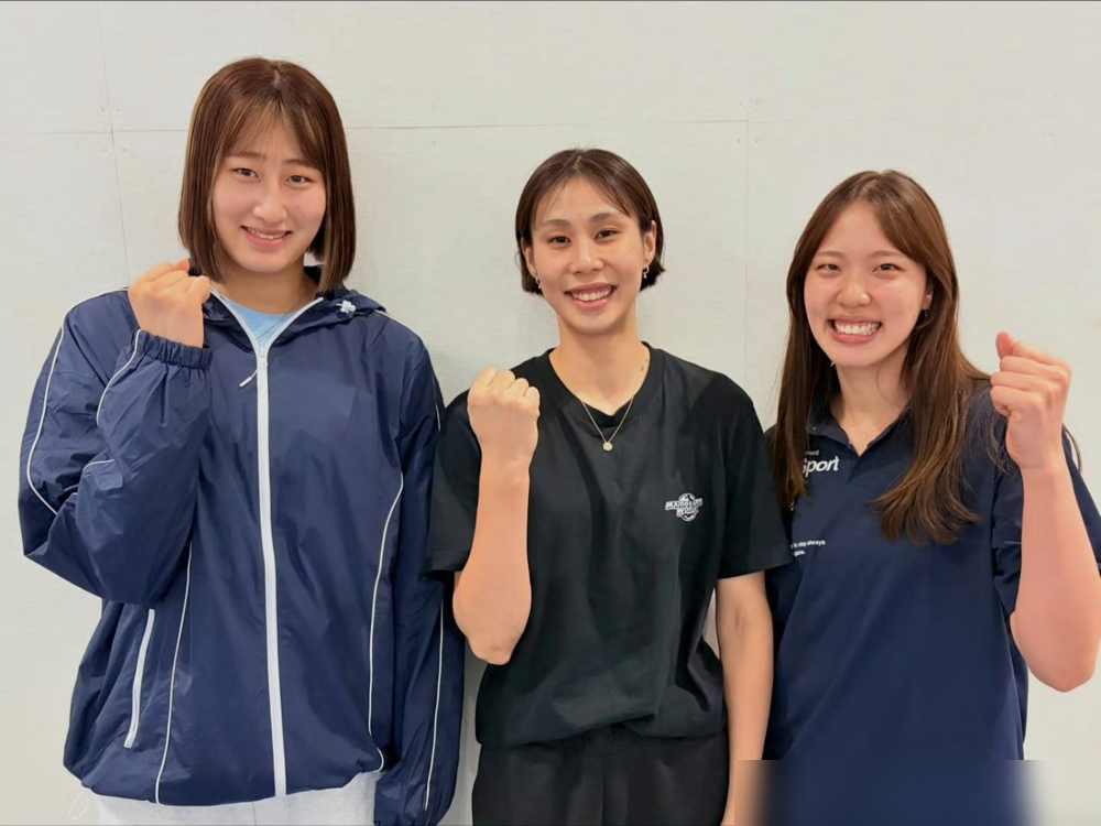 日本女排这是要玩命了，直接把半支国家队打包扔进意甲挨揍。关菜菜巳、和田由纪子、秋本美空，全塞进布斯托一个队打主力。
你看日本这招多狠，二传、接应、主攻整条攻击线集体留洋。意甲那帮拦网手个个两米起步，她们那套快变打法根本玩不转，就是硬着头皮去练强攻，去练单打独斗。打不过也得打，挨一年揍回来就脱胎换骨