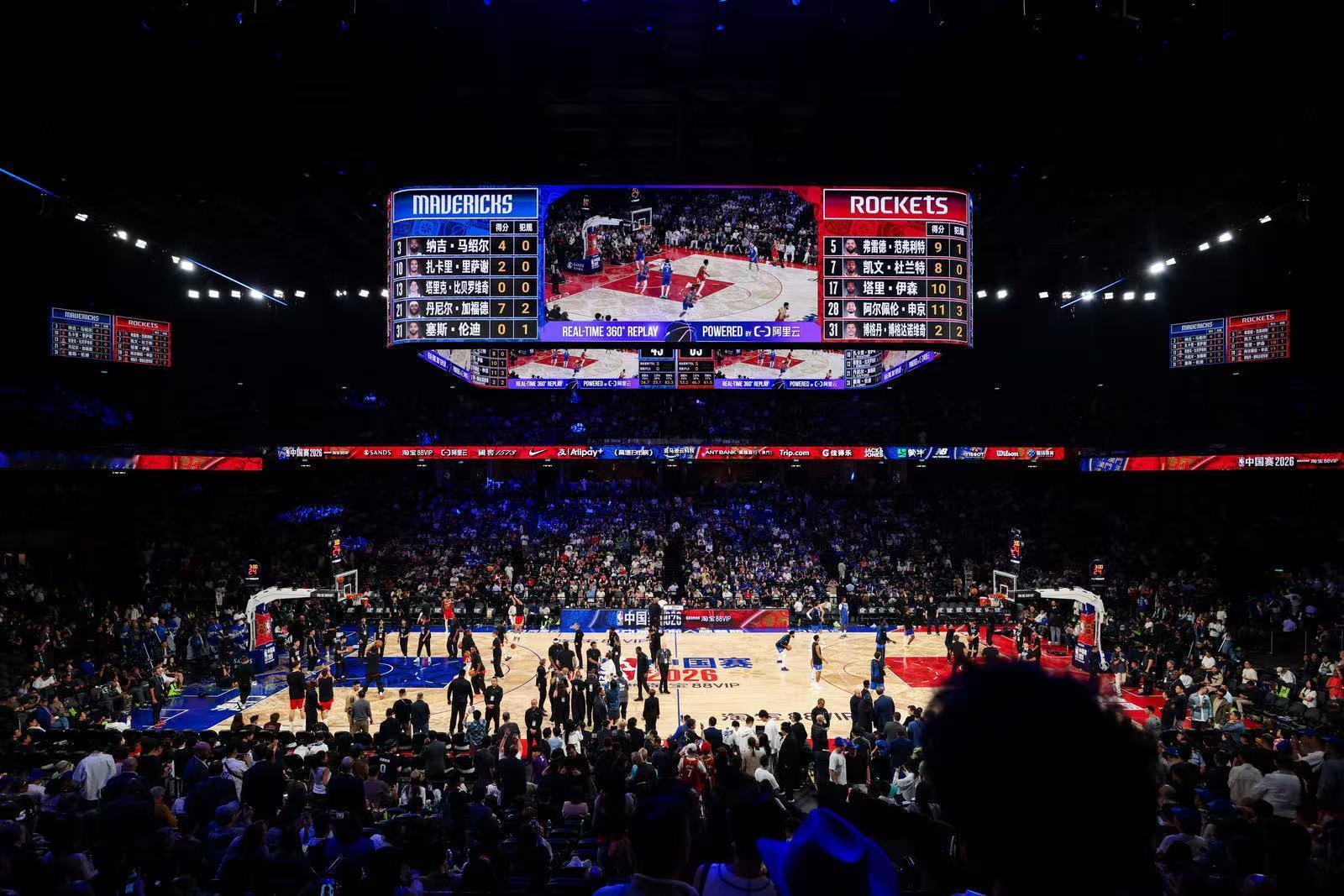 #以AI拓展球迷的NBA体验边界# 阿里 AI 不只是回放工具，更是球迷的赛场伙伴。在中国赛自由切换镜头，在球迷日欣赏完整灌篮序列，到 NBA HOUSE 出手一试，收获属于自己的篮球大片。打开 NBA APP，点击底部按钮 “NBA Chat”，即可体验三大 Agent 和 AI FAN CAM。#NBA中国# ​