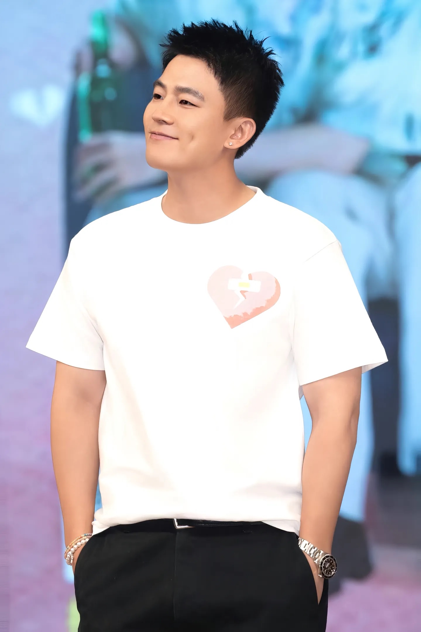 导演为啥抢着要欧豪？
说真的，一开始我也纳闷，欧豪长得确实不是那种让人一眼惊艳的帅哥，怎么现在央视的大剧全让他给包圆了？
后来仔细想想应该就两字“安全”

你想啊，现在多少顶流，戏还没播人就塌房了？砸几个亿的心血全打水漂。但你看欧豪，出道这么多年，干干净净，没绯闻、不炒作、不摆架子，连个热搜都很少上