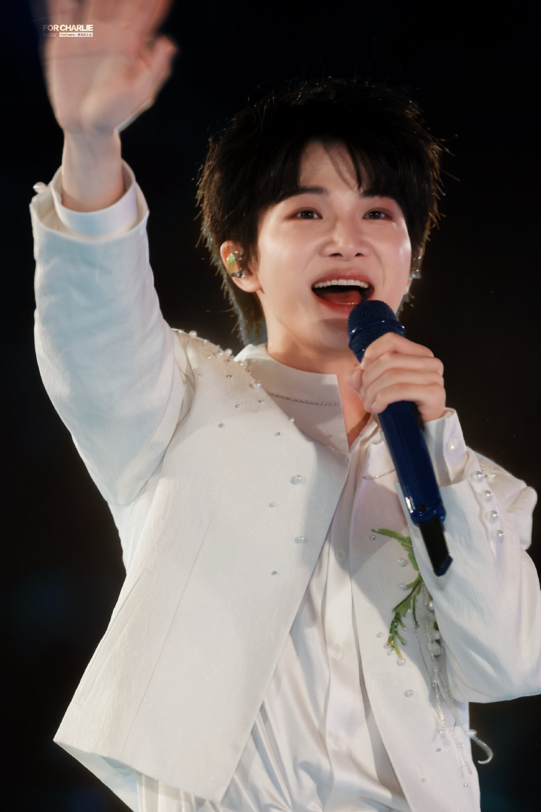 #周深[超话]#  

宝宝完全就是精致的瓷娃娃😭🤲🏻

七夕礼物🎁慢慢地拆
20260804 无锡 七夕晚会录制
#周深央视七夕晚会# #周深新歌好巧是你# 
​