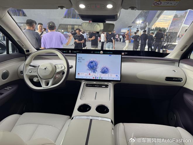 【阿尔法T7预售补贴价13.78万至17.48万元，搭载华为乾崑智驾 ADS 5 Pro 系统】

8月26日极狐阿尔法 T7正式面向公众亮相，并开启预售，官方指导价为14.18至17.88万元，预售补贴价区间为13.78至17.48万元，共推出9款车型（增程4款，纯电5款）。

车身尺寸方面，长宽高分别为5020mm×1996mm×1685mm，轴距达 ​