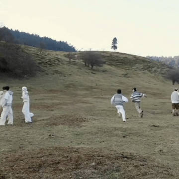 我感觉今年都不会有比王璐杰提着裤子就跑更好笑的动图（原视频无加速