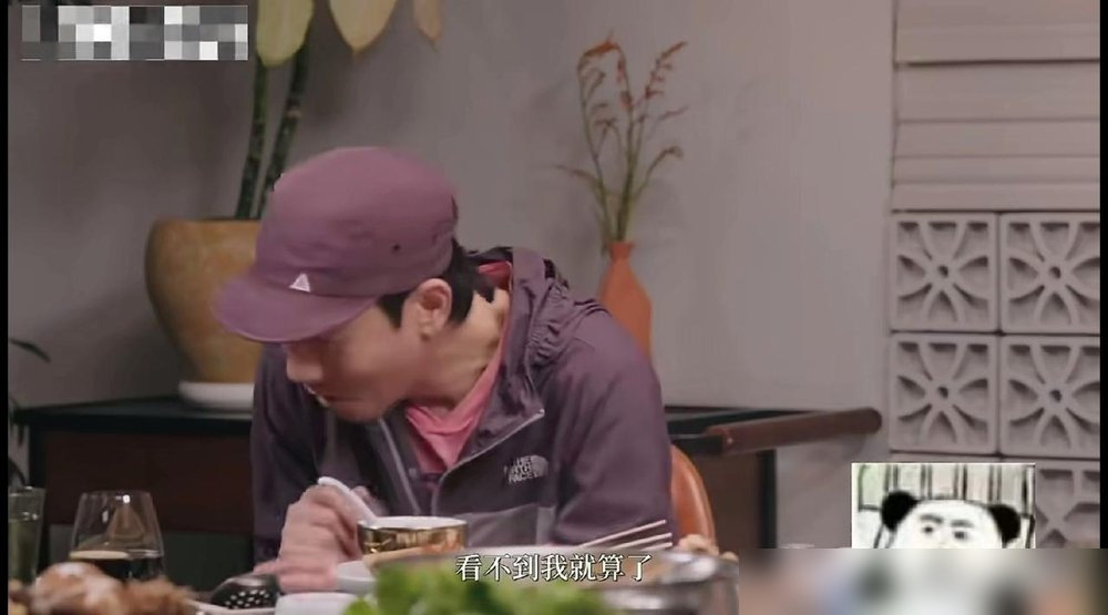 陈小春见了林忆莲，是真不敢上前。
老远瞄见人影，心里就默念：看不到我，看不到我。五十多岁的人了，怂得跟当年伴舞时一样。
1985年他进TVB舞蹈班，给梅艳芳、张国荣、林忆莲轮着伴舞。后来自己开演唱会、红遍两岸三地，可一提到林小姐，第一反应还是哪敢请她。
唯独见了成龙，他小跑着迎上去，两手一握，