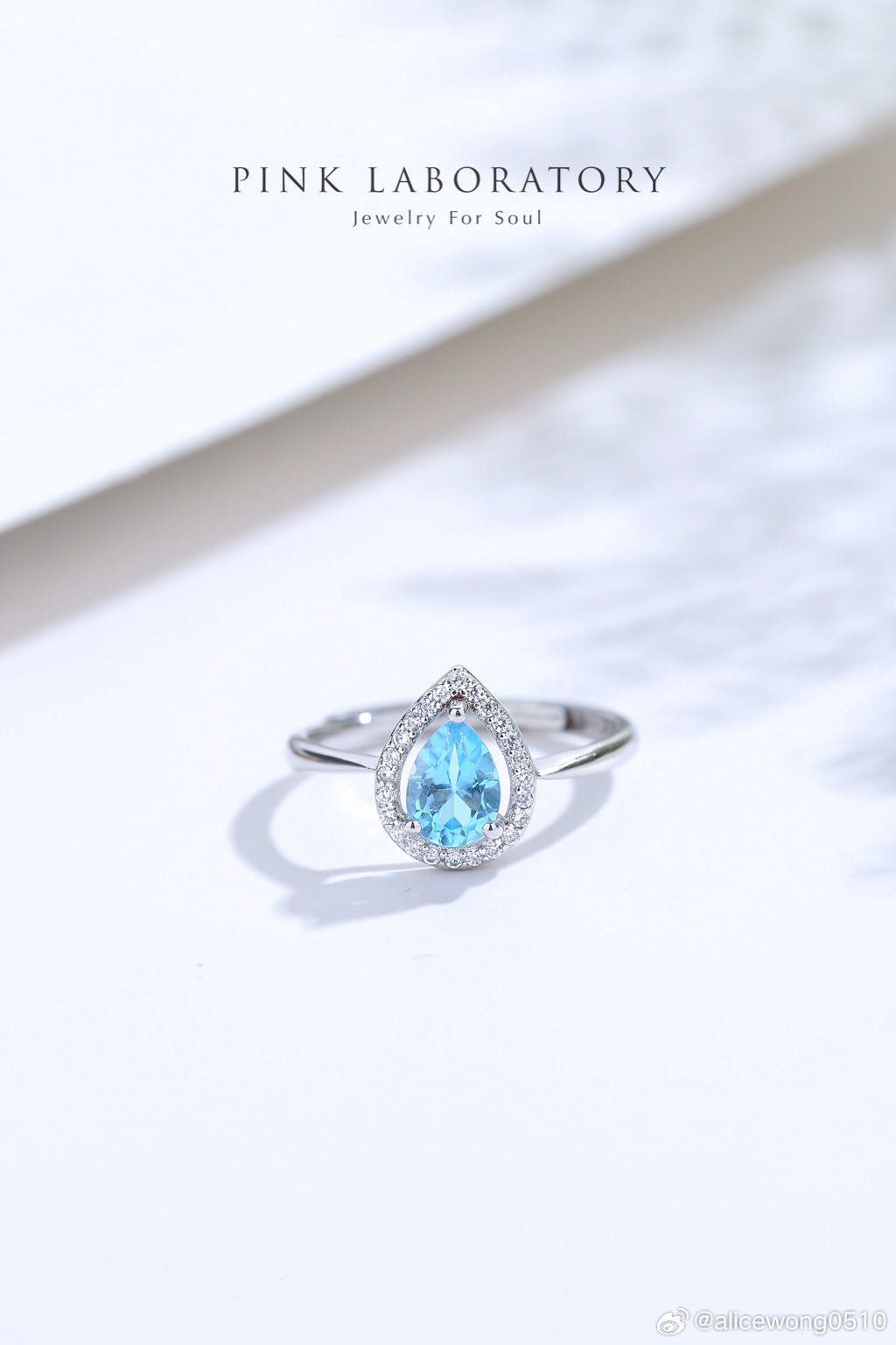 Blue Topaz：藍色托帕石

礦物成分：鋁/氟矽酸鹽島矽酸鹽礦物（Al₂SiO₄(F,OH)₂）

莫氏硬度：8（硬度高，耐磨損，適合日常佩戴）

誕生石：12月誕生石之一 

藍色托帕石 分為三種： 

天空藍（Sky Blue）：柔和、清爽的淺藍色

瑞士藍（Swiss Blue）：鮮豔明亮的電光藍

倫敦藍（London Blue）：帶 ​