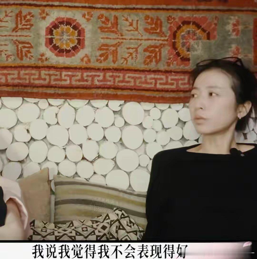 综艺就像一面放大镜，有人靠综艺圈粉，也有人上综艺之后口碑下滑、滤镜破碎。代露娃、张雅琪、周雨彤都被拿来讨论，刻意打造的人设很容易翻车，真诚才最能打动观众。

#那些上综艺降咖的艺人# ​