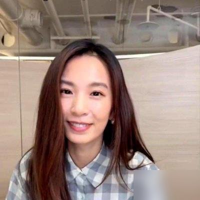田馥甄直播被弹幕刷屏调侃，她也不恼，顺着话茬就接，一句“我好像不会唱歌了”把全场逗乐。
这话不是随便说的。新专辑《要去什么地方》录了3年，制作人先给她听了一版AI唱的Demo，完美到让她当场怀疑人生。
结果呢？专辑9月底上线，12月台北小巨蛋直接连开6场，创她个人纪录。全部实名制，两轮抽选，票卖