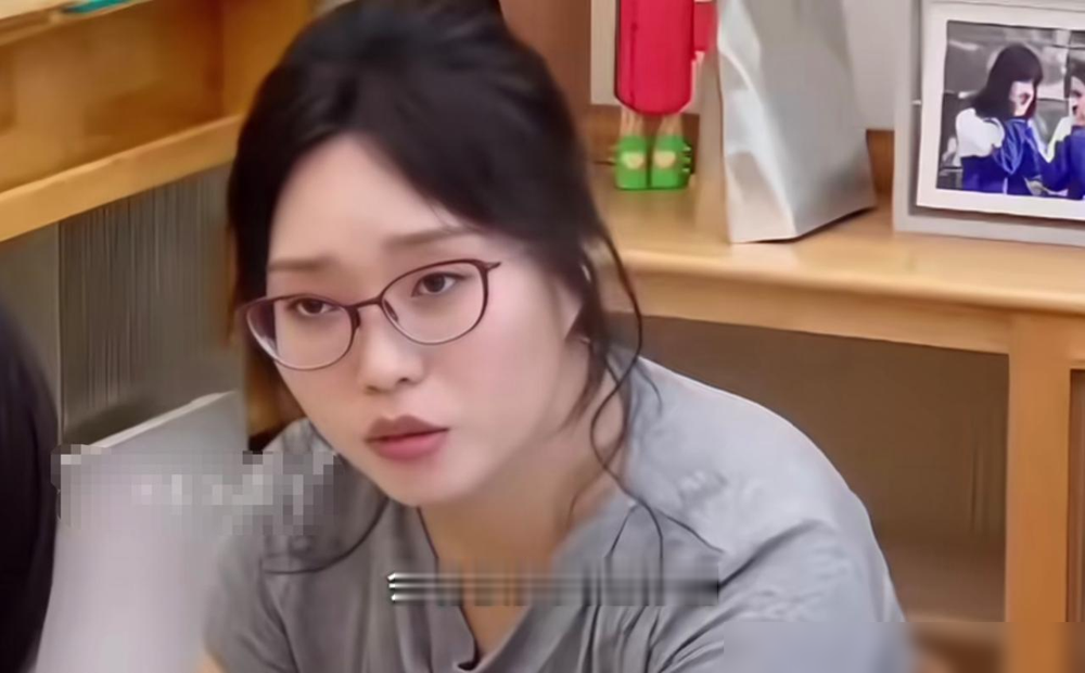 李雪琴问陈都灵：“会有很多人追你吗？”陈都灵摇头说没有。

我年纪不小了，看这事反倒不意外。以前总觉得长得好看的人桃花一定旺，其实多半是旁人的想象。真正让人不敢上前的，是那份距离感，大家心里先怯了三分。

倒是她提到的快递单、陌生短信，听着让人后背发凉。一张小小的快递单，姓名电话全在上面，随手一扔就