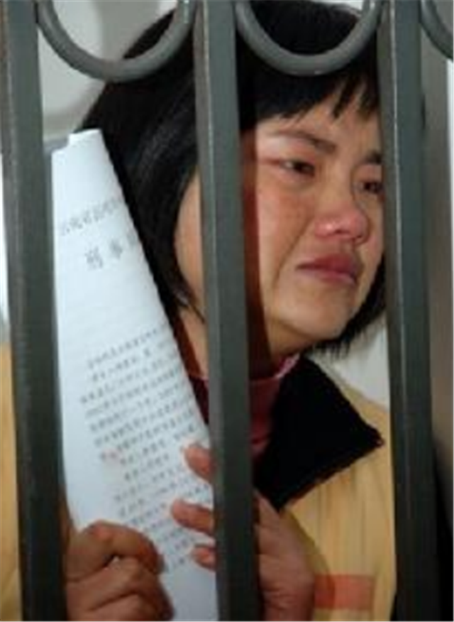 前言
 
2011年12月，云南昆明看守所一场死刑宣判，留给世人无尽深思。有着“土皇后”之称的杨菊芬，听闻终审死刑结果后，神情平静淡然，脸上露出释然的笑意。容貌清秀温柔的她，走完了荒唐又短暂的一生。生命最后二十四小时的体面模样，道尽触碰法律红线后，再也无法逆转的人生结局。
 
正文
 
1981年，