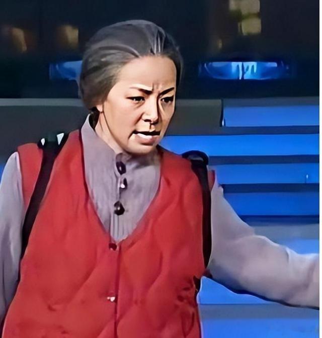 #宋丹丹点评蔡康永旧片段#
宋丹丹穿马甲时说的 ​
