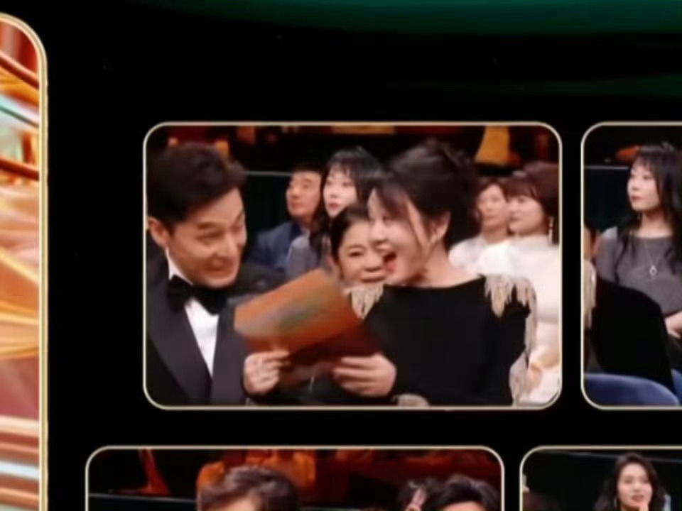 #胡歌闫妮别闹了#
谁懂啊！胡歌和闫妮同框永远自带轻松松弛感，多年老友的默契藏不住。湾区晚会上一句清唱，直接把闫妮逗得开怀大笑，从白玉兰的蒜搭子到晚会现场即兴互动，两个人的相处自然又鲜活，没有刻意的剧本，就是老友碰面的随性打趣。
好喜欢这种实力派演员之间舒服自在的相处模式，期待两位的 ​