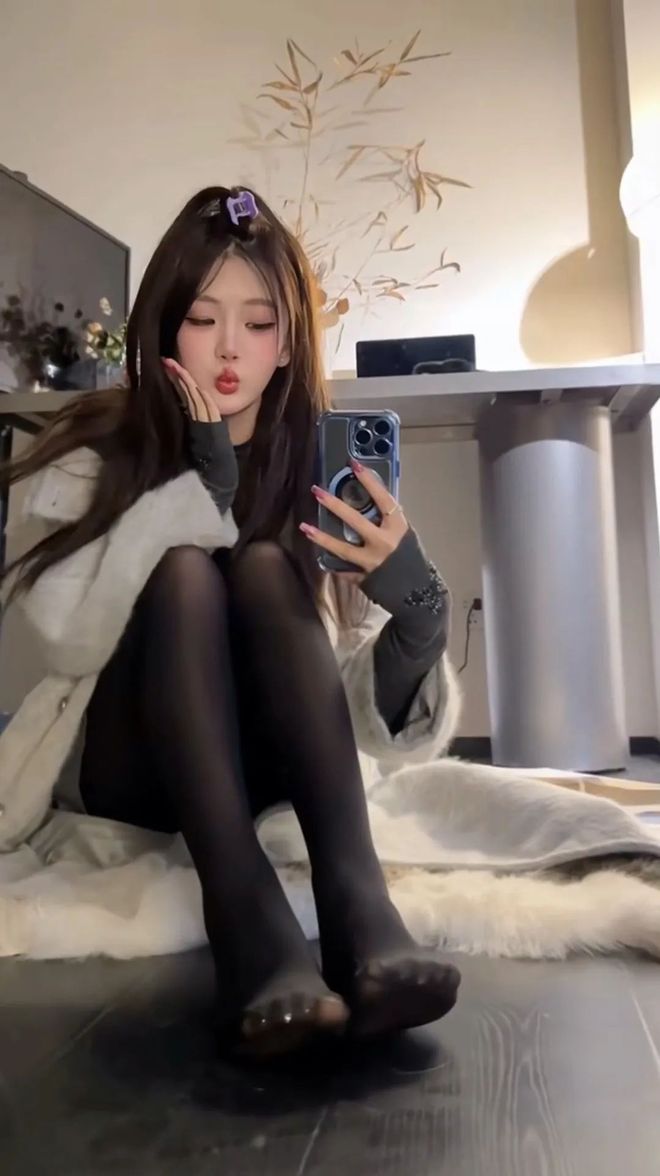 女生喜欢穿黑丝的原因是多元的，核心可归结为美学修饰、穿搭适配与个人表达...