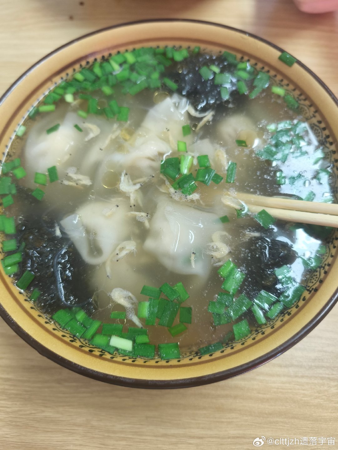 林依晨买东西从不讲价，我也不喜欢讲价，一直是去明码标价的超市买或者网购，虽然不会和工作人员或者客服交流价格那些，但会自己去习惯看下有没有团购或者优惠卷可以用，自己有找到折扣就用，不打扰别人。
这个馄饨好少，景区里的，价格算中等，才八个还是十个忘了，味道也一般，吃不饱填填肚子。 ​