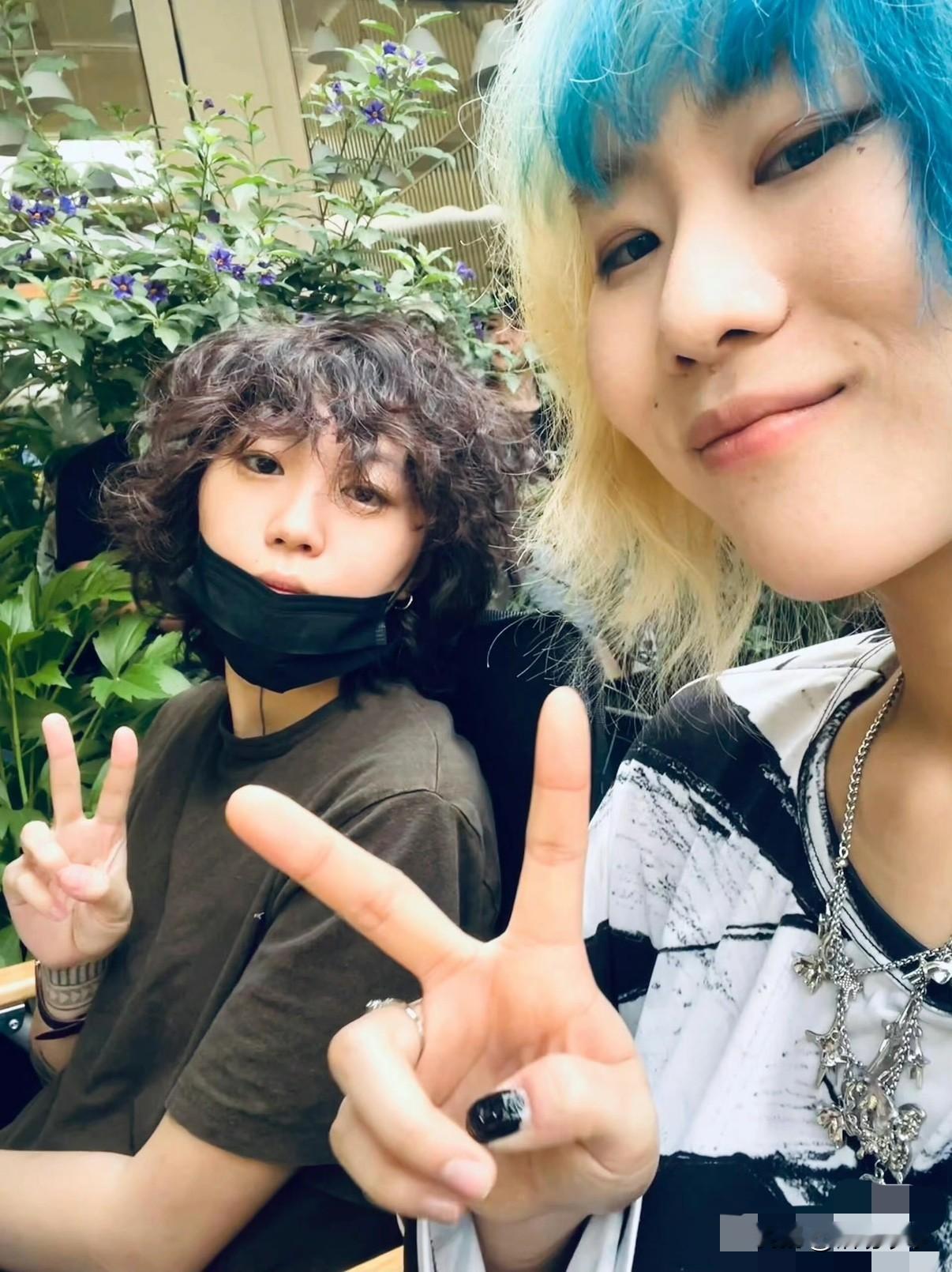 窦靖童这次是真的给王菲长脸了！不是音乐出圈，而是为人善良，对待同父异母的妹妹窦佳嫄，她没有把上一代的恩怨带入到两人中间，而是对这个妹妹照顾有加，两人经常一起出去吃饭、聚会，相当亲密，像亲姐妹一样。
要知道当年可是高原插足窦唯和王菲的婚姻，直接导致二人离婚，王菲带着窦靖童离开了那个家。此后窦唯和高原结