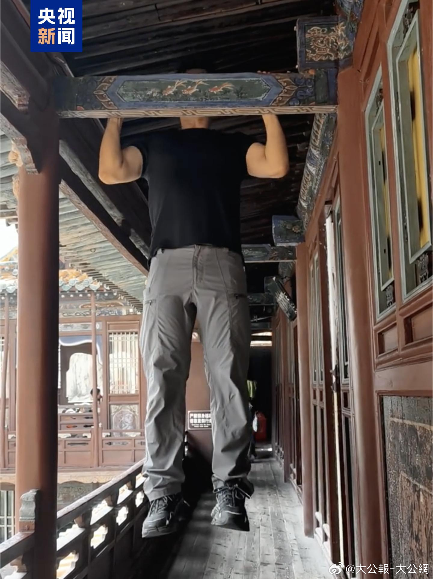 #男子在悬空寺做引体向上# 
公安机关已正式立案调查，将对当事人严肃处理。

近日，一男子在山西悬空寺古建筑横梁上做引体向上的视频引发关注。视频显示，该男子双手抓握木质横梁连续完成 5 个引体向上，还自称在悬空寺 "悬空"。视频发布者为一名健身博主，10 月 11 日上传，次日迅速发酵，12 日当事人 ​