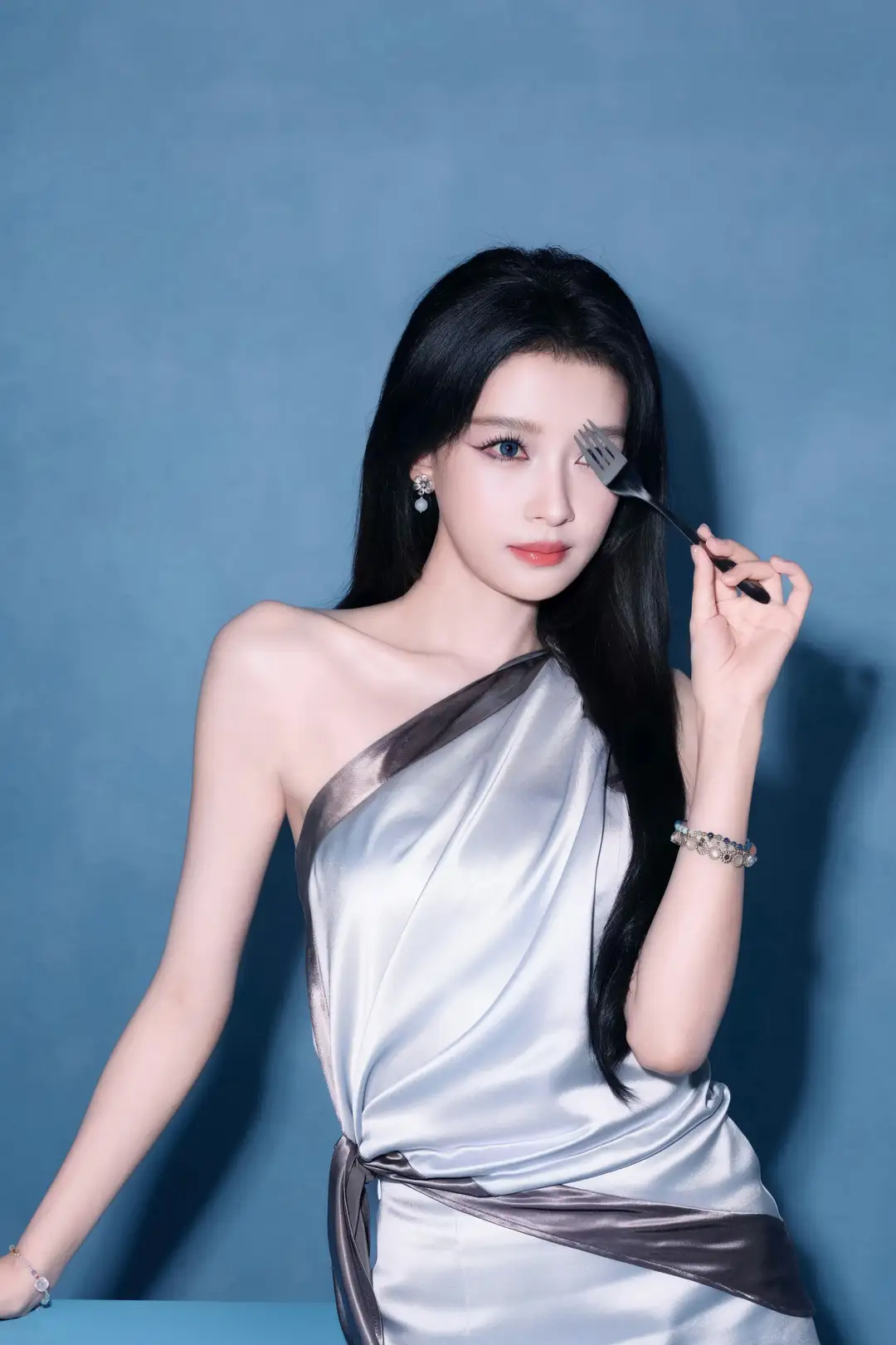 这位美女在整理她的发型。 (孙怡)